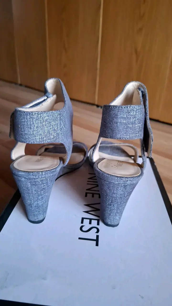 Sandalias de tacón Nine West grises elegantes - 5