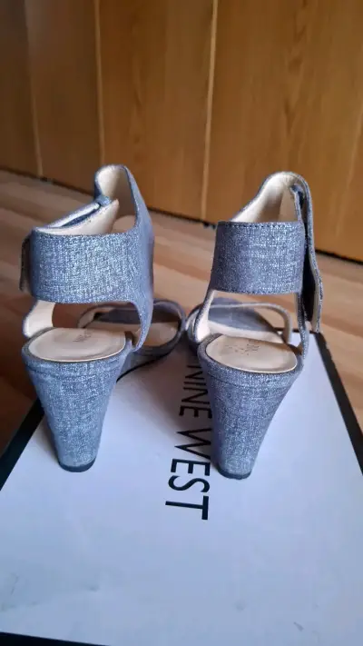 Sandalias de tacón Nine West grises elegantes - miniatura 5