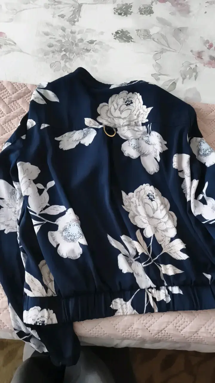 Chaqueta bomber floral azul para mujer - 4