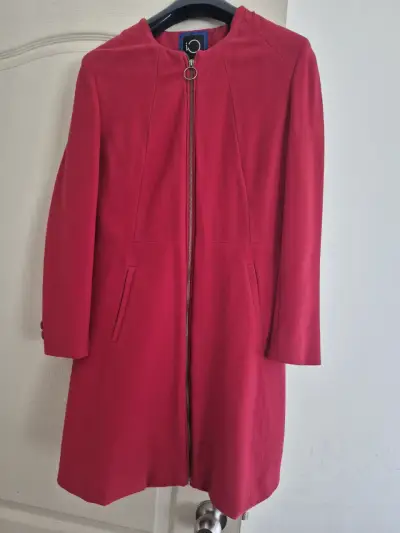 Abrigo rojo con cierre para mujer - miniatura 1
