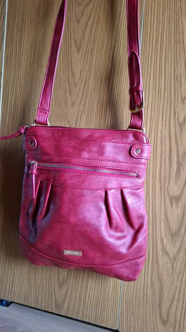 Cartera bandolera roja de cuero sintético - 1