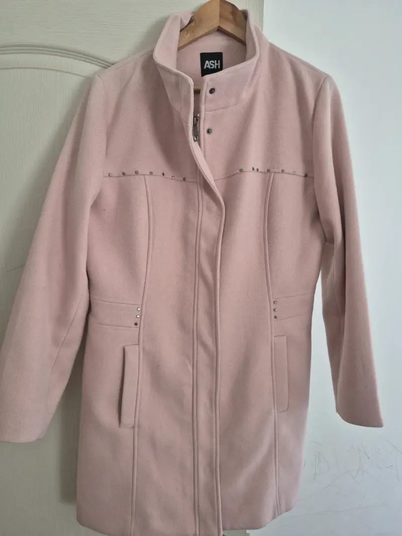 Abrigo rosa con detalles de tachas ASH