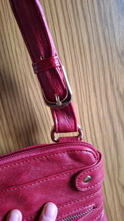 Cartera bandolera roja de cuero sintético - miniatura 5