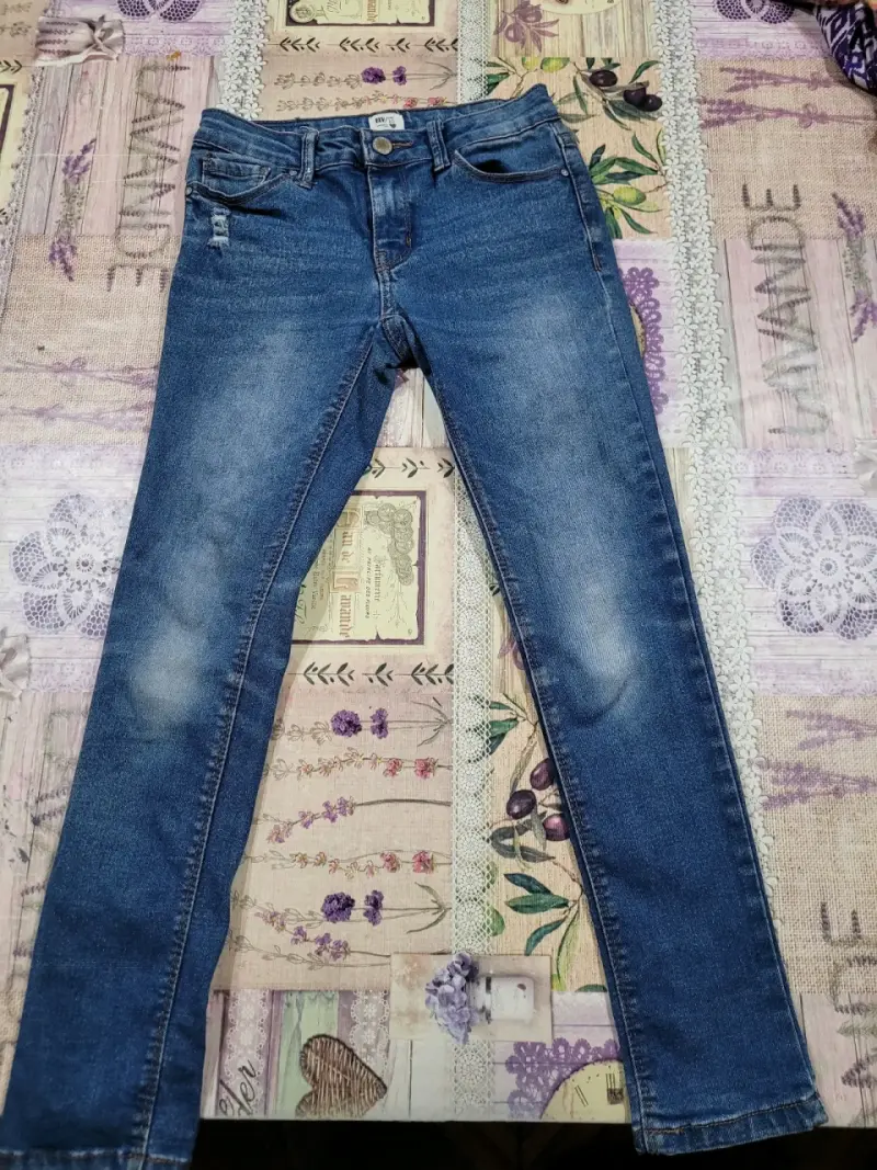 Jeans de niña  desgastados y clásicos - 2