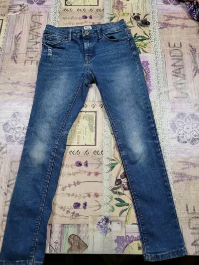 Jeans de niña  desgastados y clásicos - miniatura 2