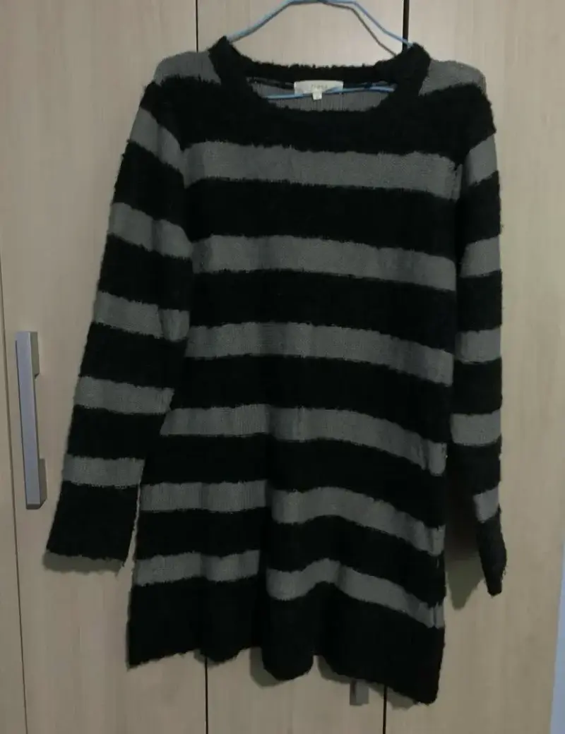 Suéter de rayas negro y gris para mujer