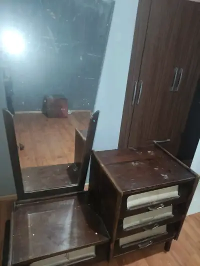 Tocador de madera con espejo vintage - miniatura 1
