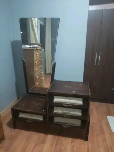 Tocador de madera con espejo vintage - miniatura 3
