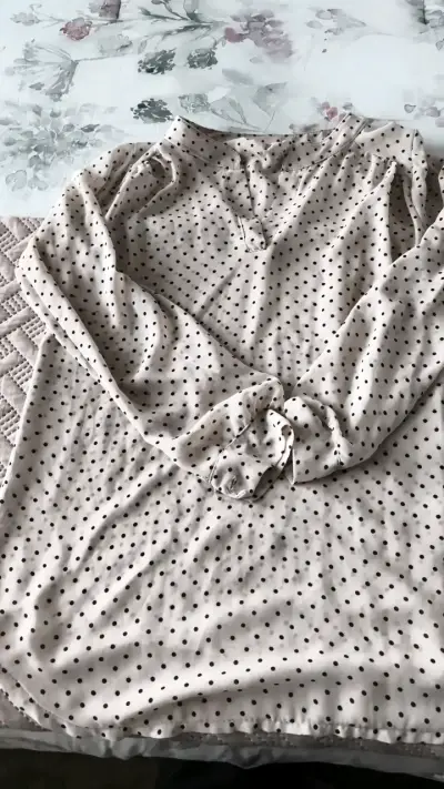 Blusa beige con lunares negros - miniatura 1