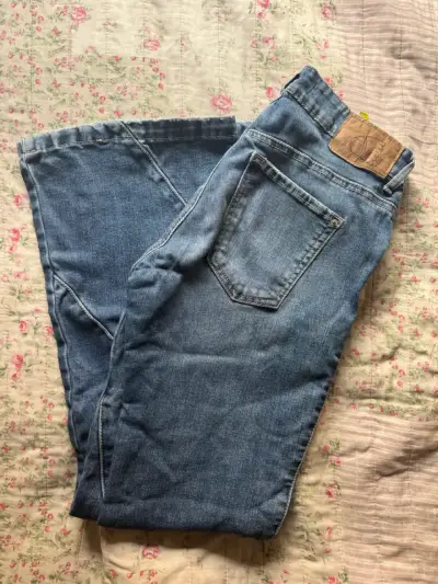 Jeans acampanados de mezclilla azul para mujer - miniatura 1