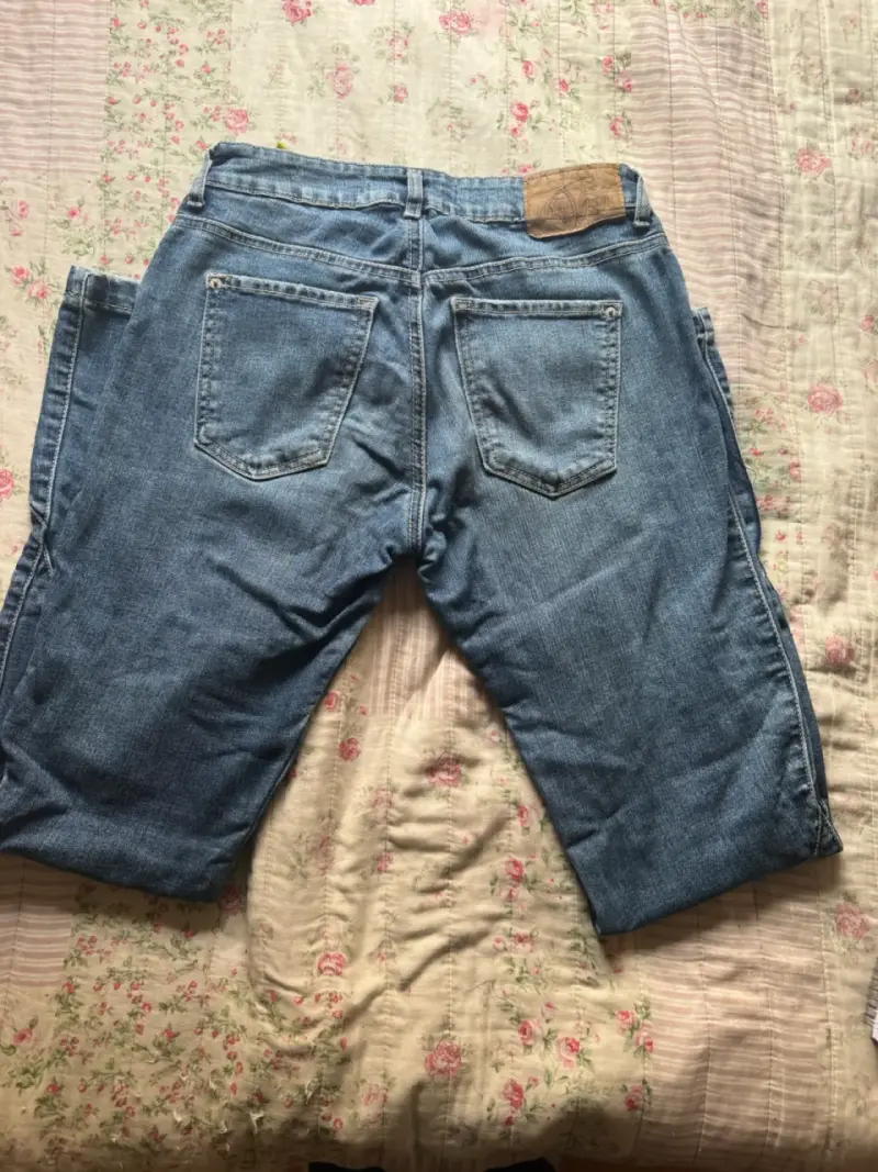 Jeans acampanados de mezclilla azul para mujer - 2