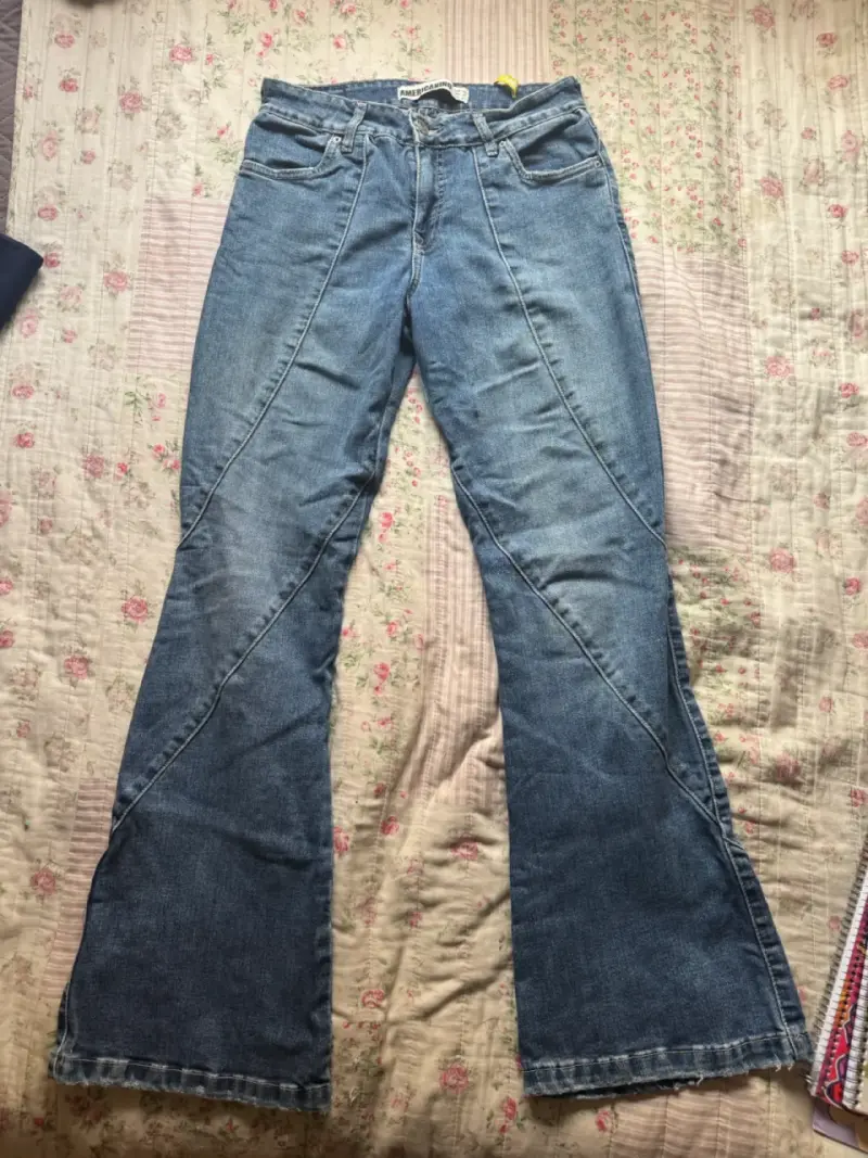 Jeans acampanados de mezclilla azul para mujer - 3