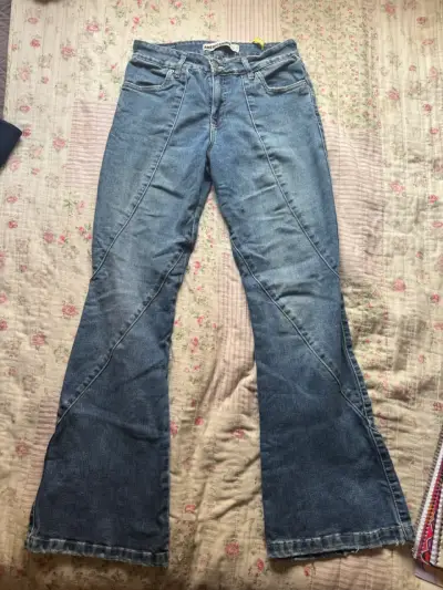 Jeans acampanados de mezclilla azul para mujer - miniatura 3