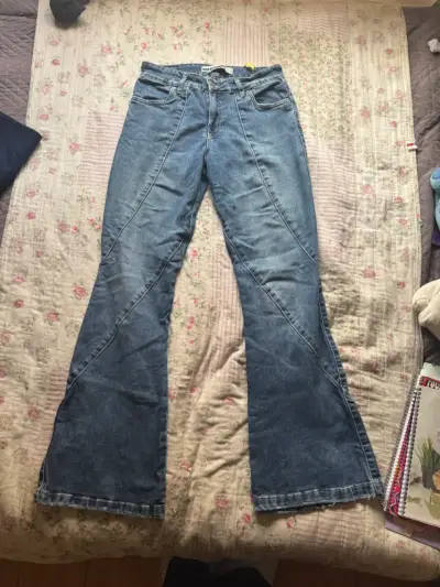 Jeans acampanados de mezclilla azul para mujer - miniatura 4