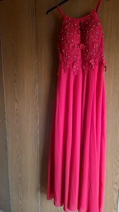 Vestido largo rojo con encaje y pedrería - miniatura 1
