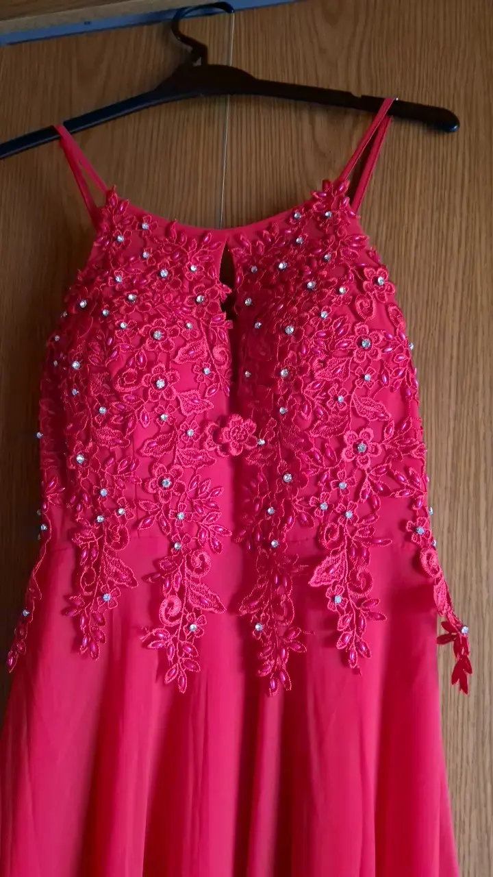 Vestido largo rojo con encaje y pedrería - 2