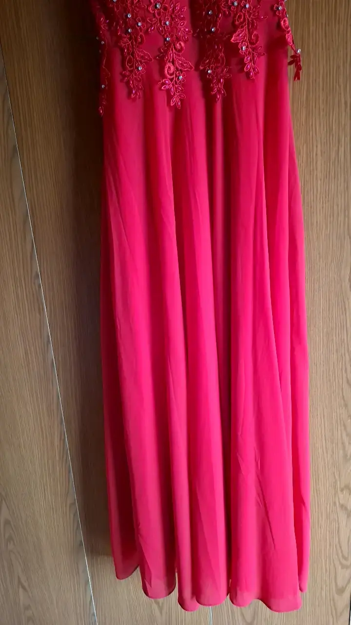 Vestido largo rojo con encaje y pedrería - 3