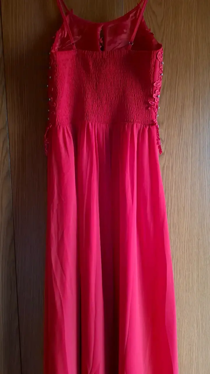 Vestido largo rojo con encaje y pedrería - 4