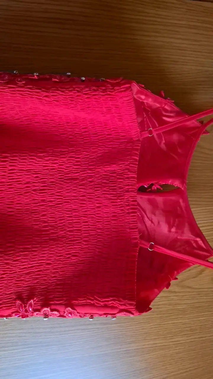 Vestido largo rojo con encaje y pedrería - 5