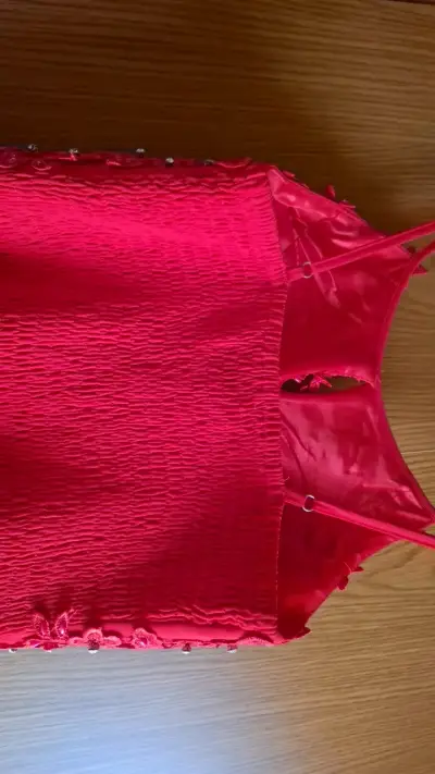 Vestido largo rojo con encaje y pedrería - miniatura 5