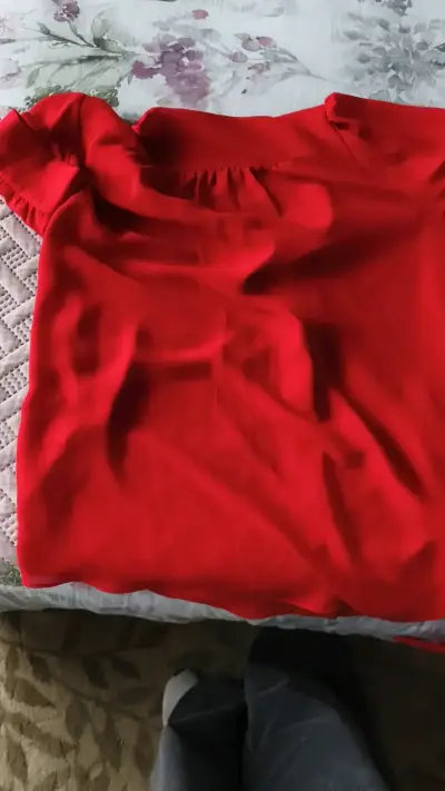 Blusa roja de mujer con lazo - miniatura 2