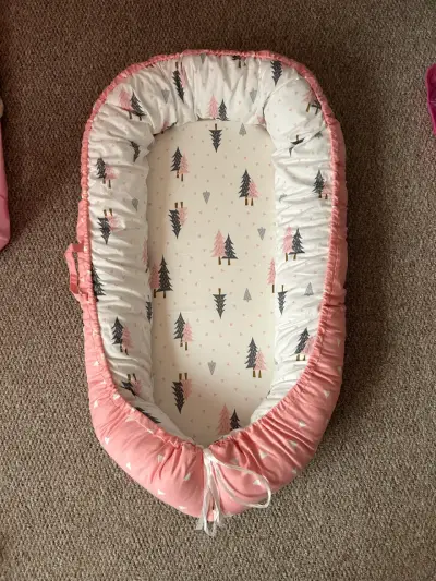 Cuna nido para bebé rosa con diseño de árboles - miniatura 1