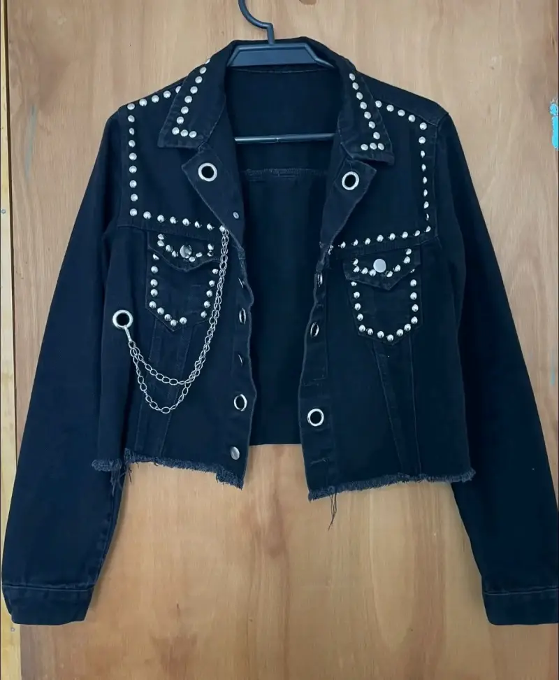 Chaqueta negra con tachuelas y cadenas - 1