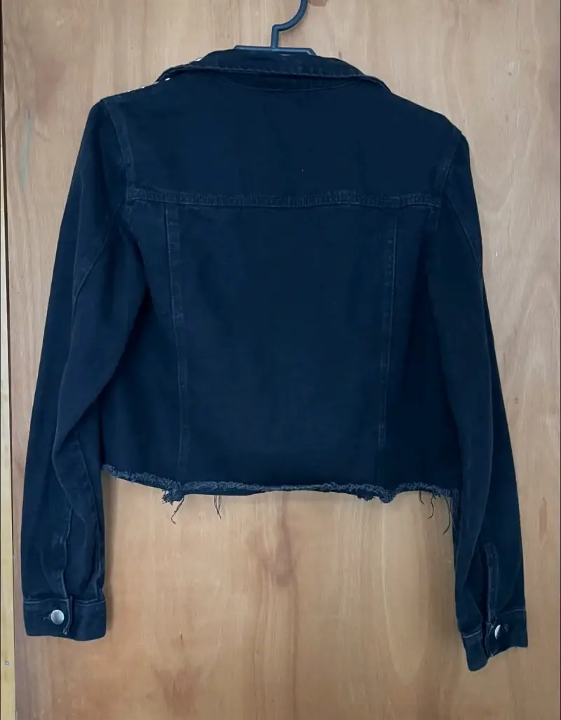 Chaqueta negra con tachuelas y cadenas - 2