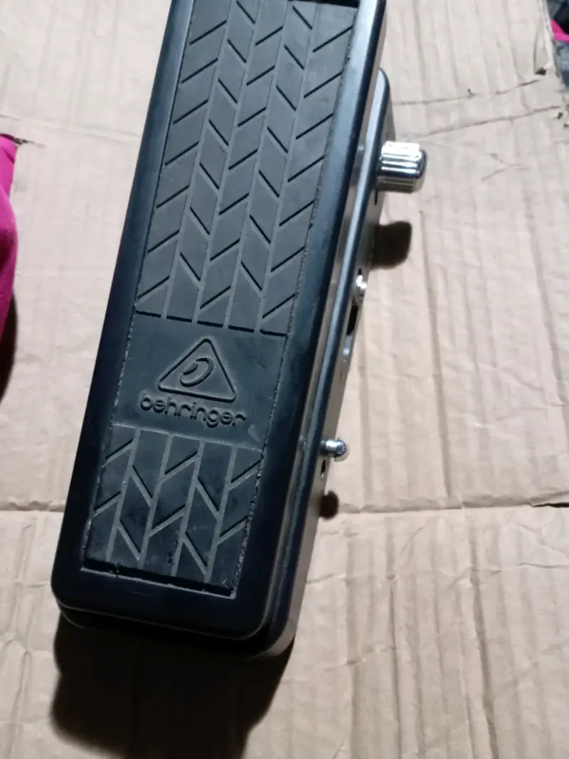 Pedal de wah wah Behringer para guitarra - 1