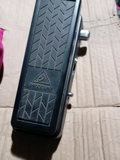 Pedal de wah wah  Behringer para guitarra - miniatura 1