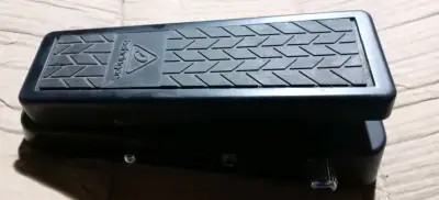 Pedal de wah wah  Behringer para guitarra - miniatura 2
