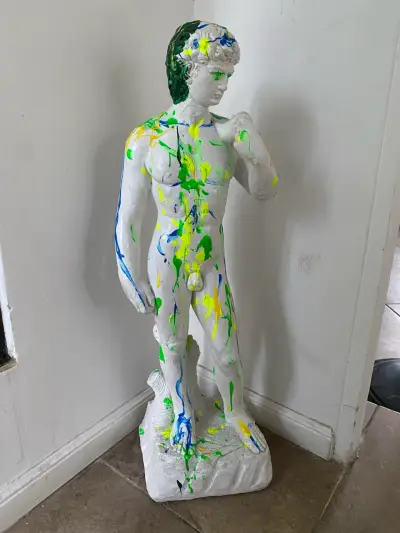 Estatua de David con pintura por Milk Heaven - miniatura 1