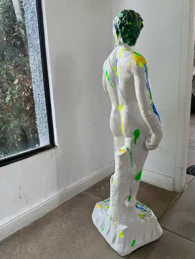 Estatua de David con pintura por Milk Heaven - miniatura 2