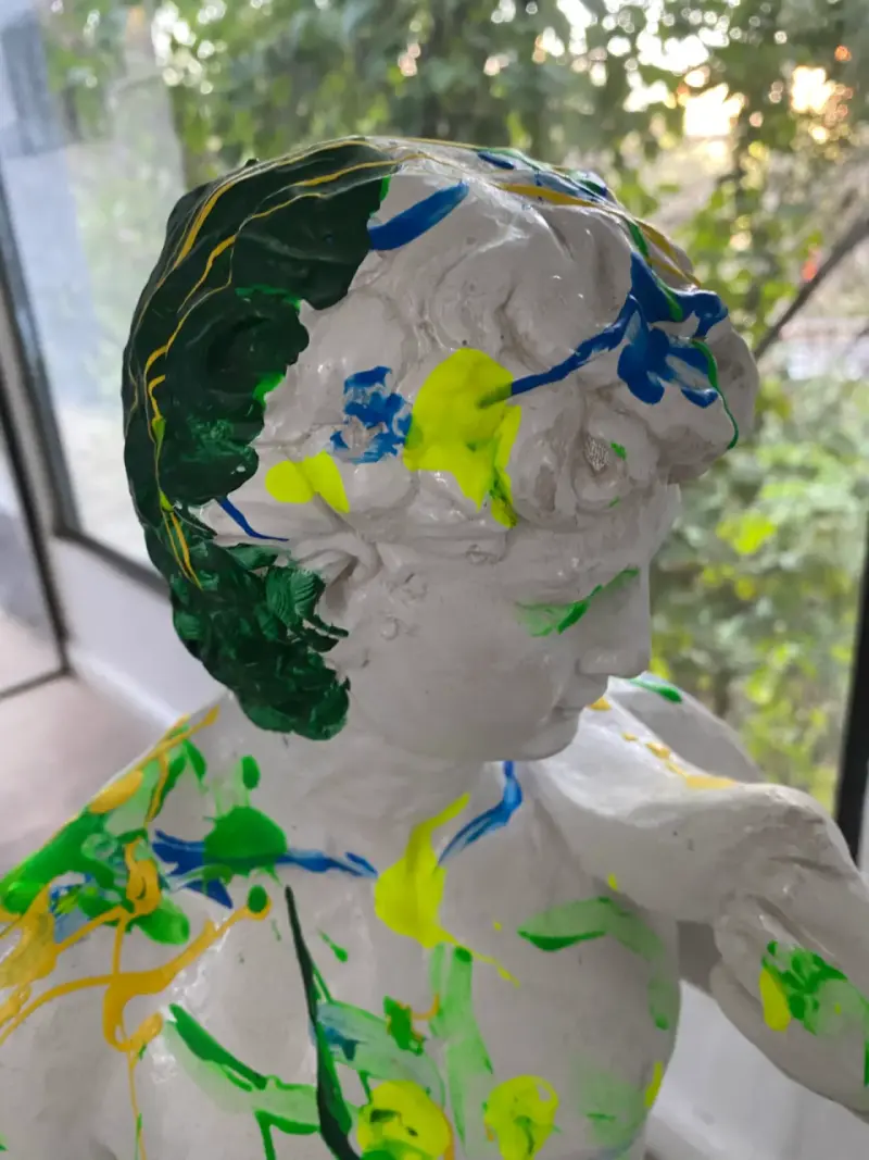 Estatua de David con pintura por Milk Heaven - 3