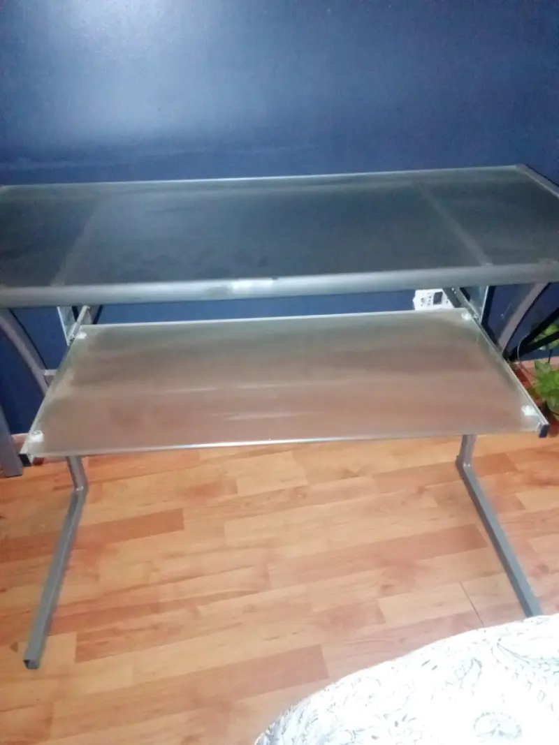 Escritorio de vidrio con estructura metálica - 1