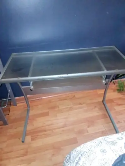 Escritorio de vidrio con estructura metálica - miniatura 2