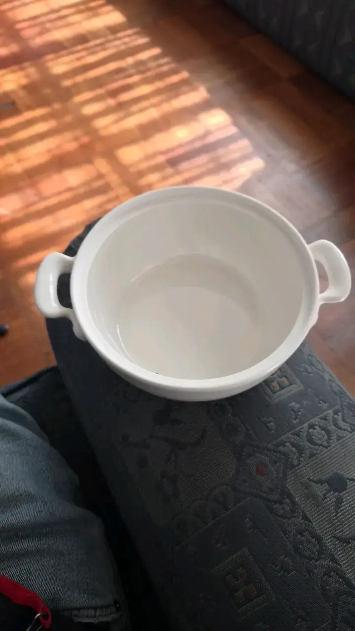 Fuente de cerámica blanca con tapa - 2