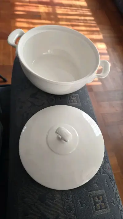 Fuente de cerámica blanca con tapa - miniatura 3