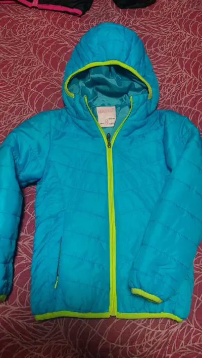 Chaqueta acolchada para niña con capucha - miniatura 3