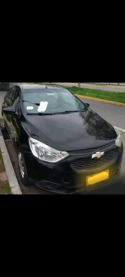Colectivo  Chevrolet negro en buen estado - miniatura 1