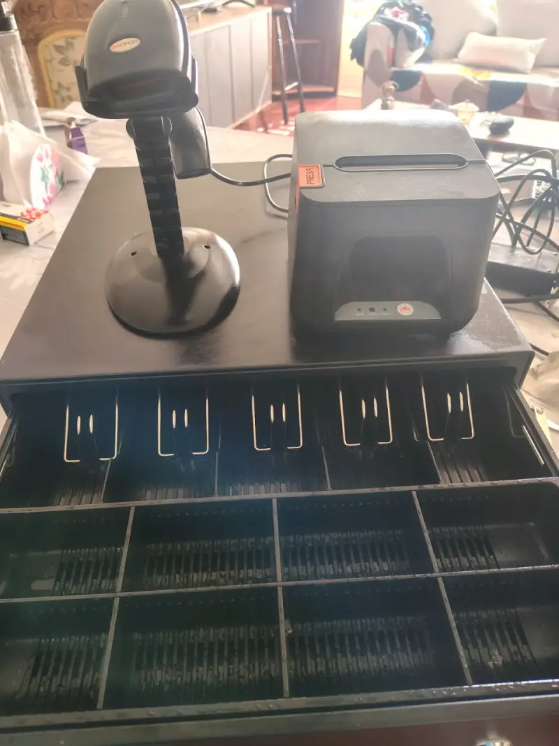Caja registradora con impresora y lector de código de barras
