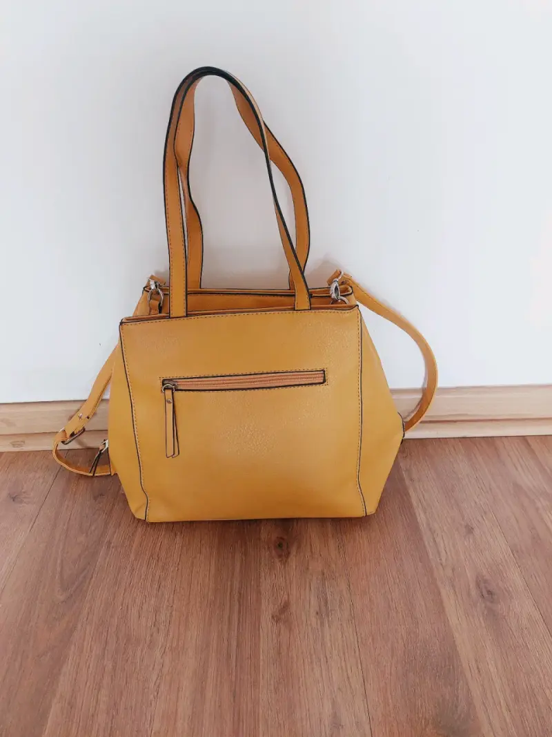Bolso de mano amarillo con correa ajustable - 1