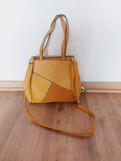 Bolso de mano amarillo con correa ajustable - miniatura 2
