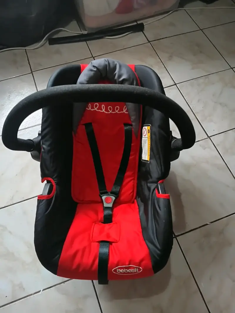 Silla de Auto Bebesit Roja y Negra para Bebé - 2