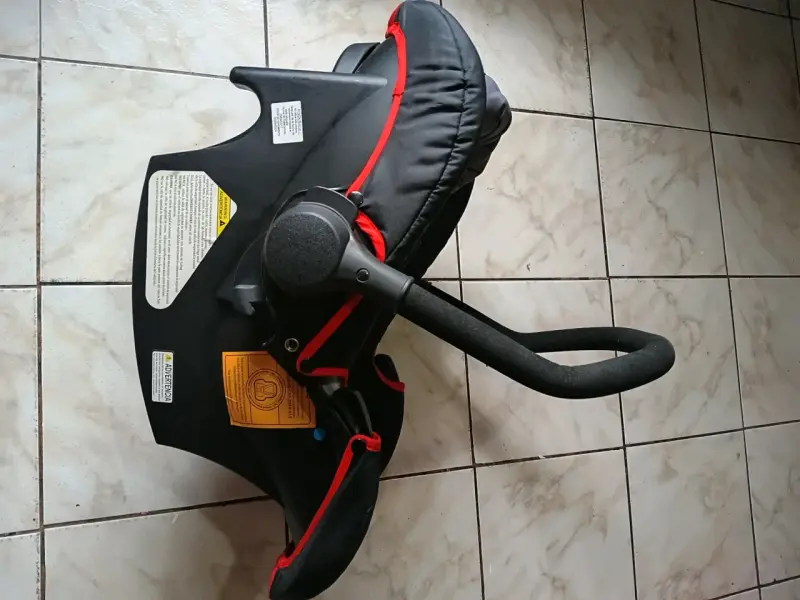 Silla de Auto Bebesit Roja y Negra para Bebé - 3