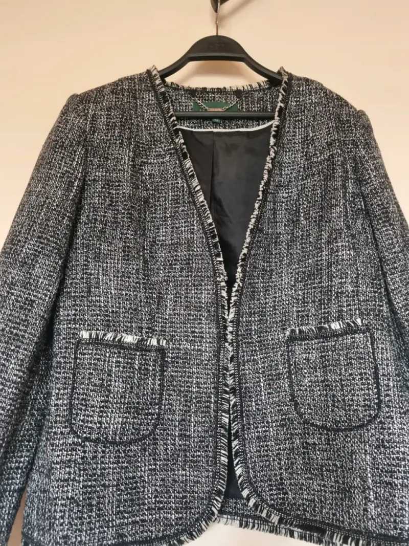 Chaqueta de tweed negra con bolsillos