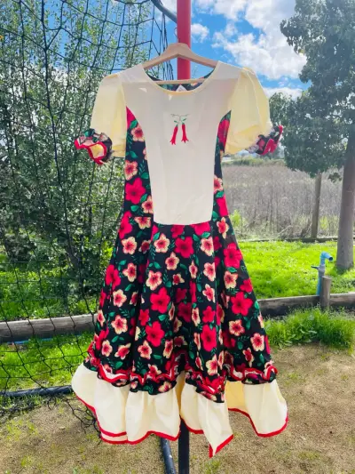 Vestido de Fiesta Folclórico con Flores - miniatura 1