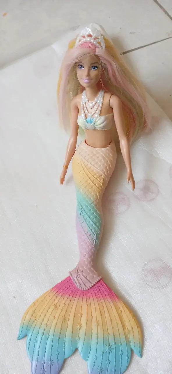 Muñeca sirena Barbie con cola multicolor - 1