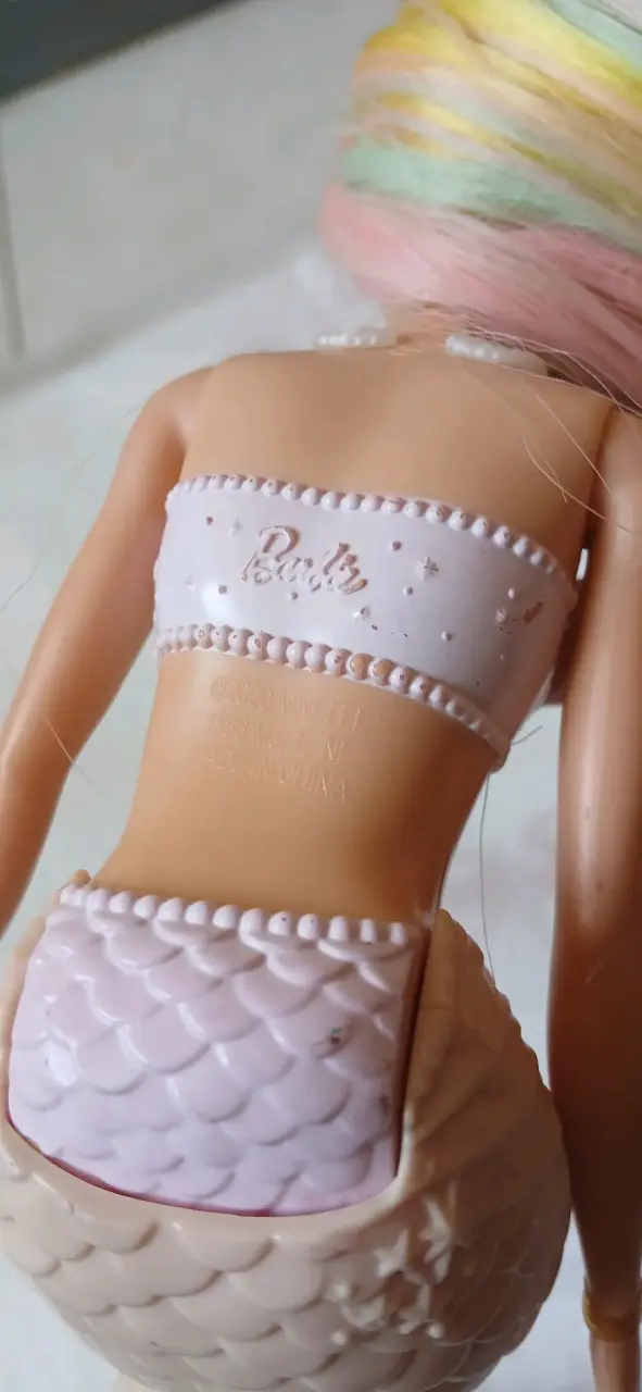 Muñeca sirena Barbie con cola multicolor - 2
