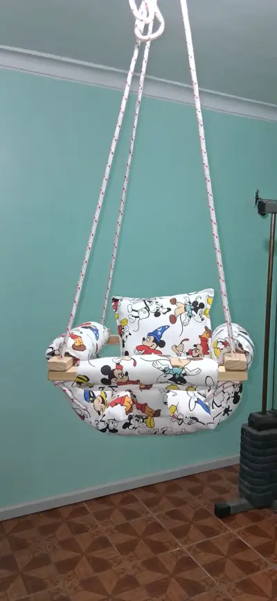 Columpio infantil acolchado con diseño de personajes - miniatura 1